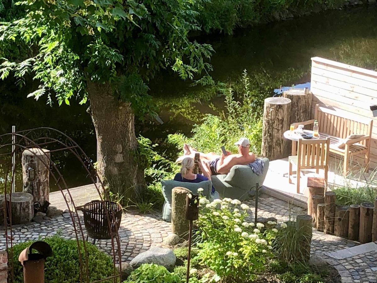 Gaestehaus Kajuete Direkt Am Wasser Friedrichstadt Ngoại thất bức ảnh